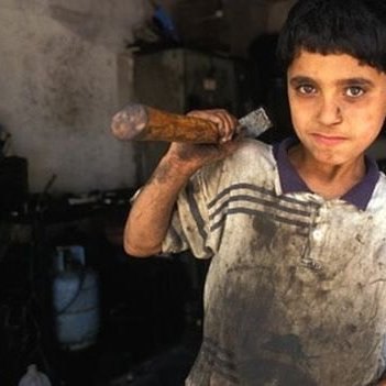 لماذا تنتشر عمالة الأطفال فی المجتمعات العربیة؟