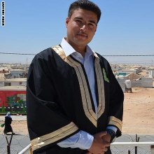  حقوق-الانسان-سوریا - أول خریج جامعی من مخیم الزعتری: الفرحة ناقصة.. وأساعد مجتمعی بتعلیم الأطفال