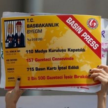 جنون الصیف فی أوروبا: هجمات جدیدة على الصحافة والإنترنت والمجتمع المدنی - turkey-journalists-trial-cumhuriyet-ap__641x427