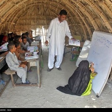 کودکان ایرانی اما بدون شناسنامه/ دانش‌آموزان سیستان‌وبلوچستان هنوز در کپر درس می‌خوانند