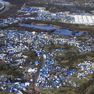 صدها نفر از پناهجویان به «اردوگاه های مخفی» در نزدیکی کاله فرانسه باز گشته اند