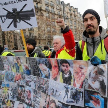 معترضان فرانسوی با فلش بال پلیس کور می‌شوند