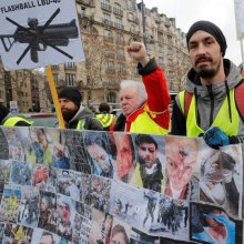  فرانسه - معترضان فرانسوی با فلش بال پلیس کور می‌شوند