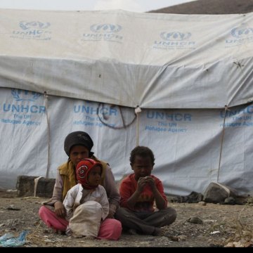 Yemen: As food crisis worsens, UN agencies call for urgent assistance to avert catastrophe [Around 200 displaced families live in an informal settlement in Dharwan, Yemen. Here, a 12-year old girl keeps watch over her younger brothers. Photo: UNHCR/Mohamm