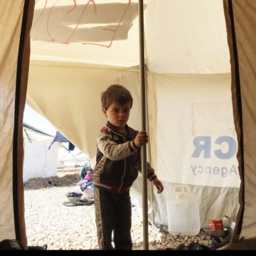 UN agency expanding camps around Mosul to cope with surge in displacement [This three-year-old boy arrived just two days ago at one of UNHCR’s camps for displaced families fleeing conflict in West Mosul. Photo: UNHCR/Caroline Gluck]